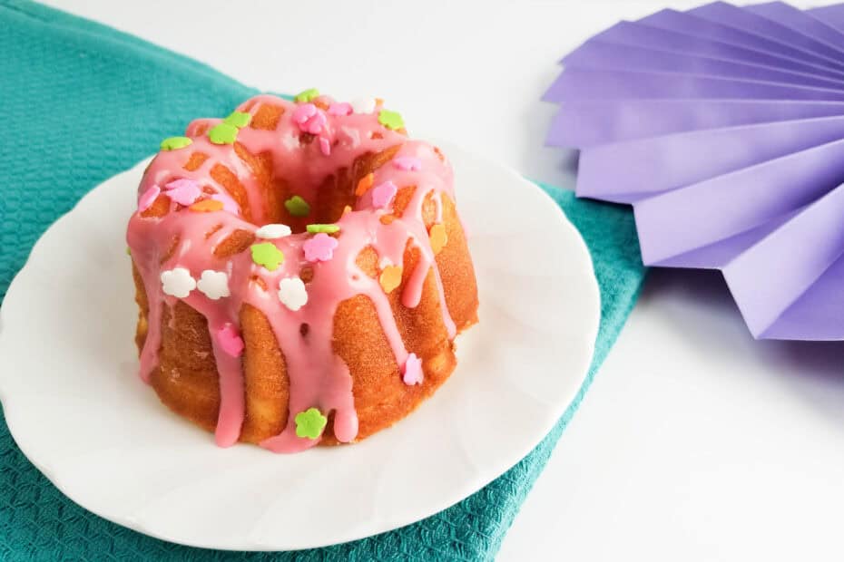 How To Make A Bundt Cake With Frosting And Sprinkles